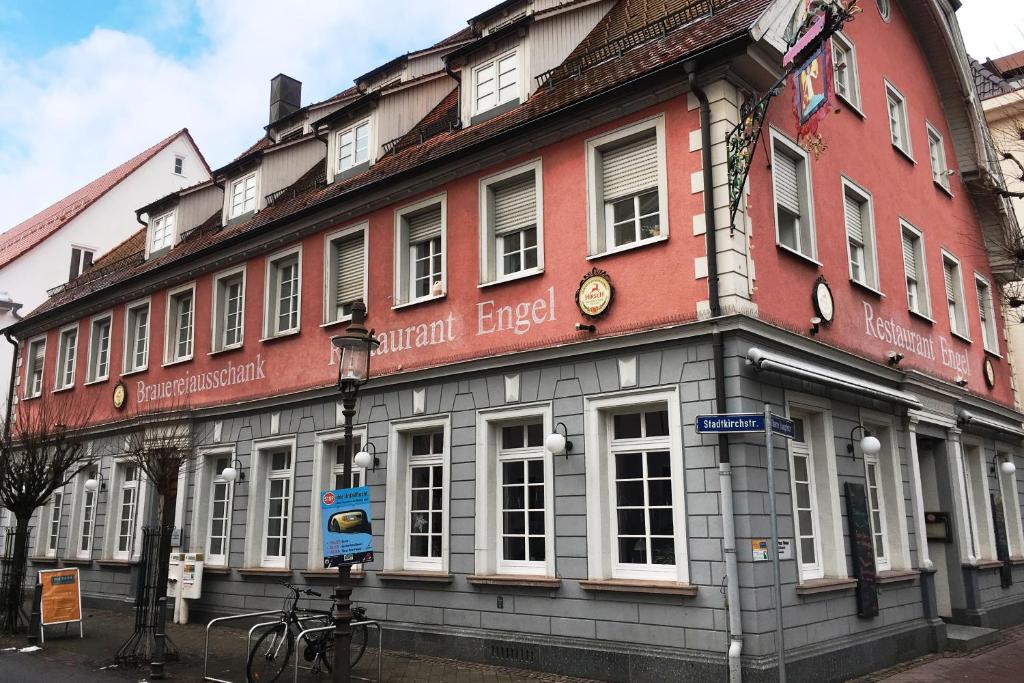 图特林根Restaurant Engel am Marktplatz Tuttlingen的前面有一辆自行车停放的建筑