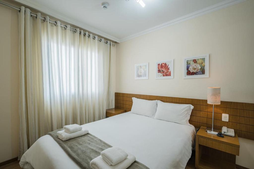 圣保罗BHomy Paulista Prático na Consolação LS1612的卧室设有一张白色大床和一扇窗户。