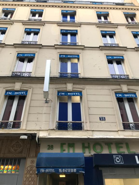 巴黎FM酒店的一座有蓝色标志的大厅