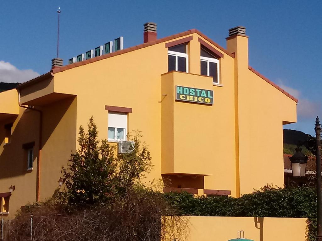 索蒂略德拉德拉达Hostal Chico的黄色的建筑,上面有只读实钢的标志