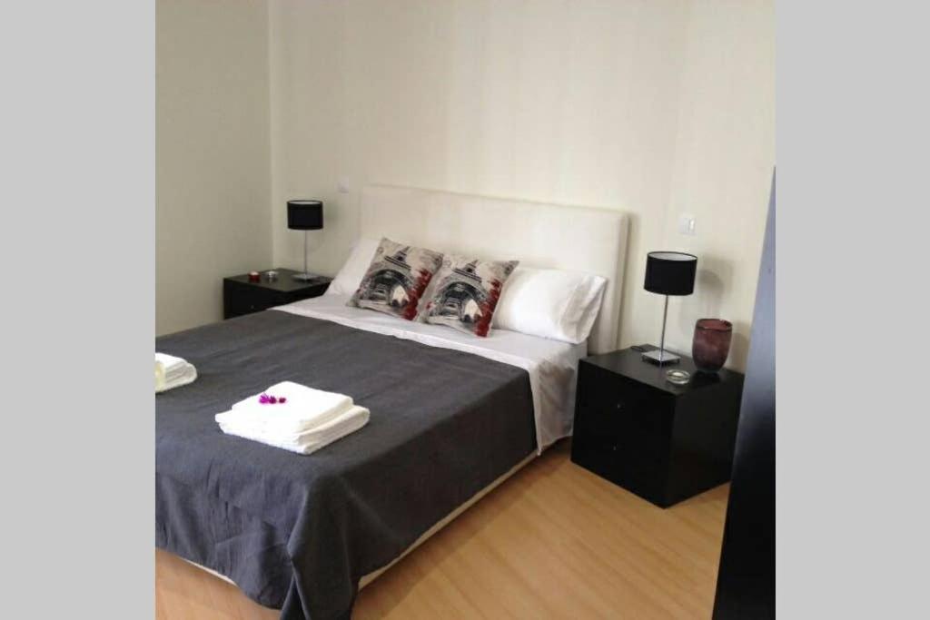 奥德赛克斯Apartamento Varandas Soalheiras的一间卧室,配有带2个床头柜的床