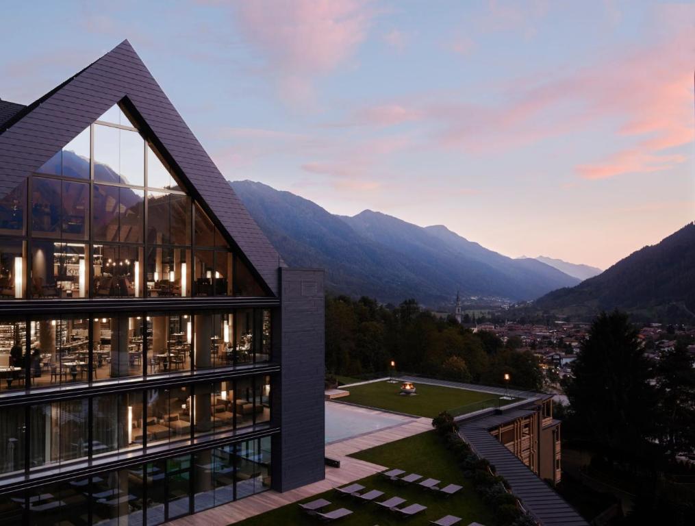 平佐洛Lefay Resort & SPA Dolomiti的享有背景山景建筑的景致。
