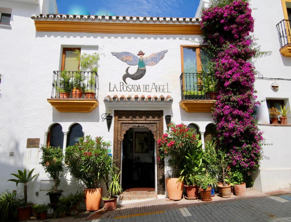 奥亨Boutique Hotel La Posada del Angel Ojén的前面有鲜花的建筑