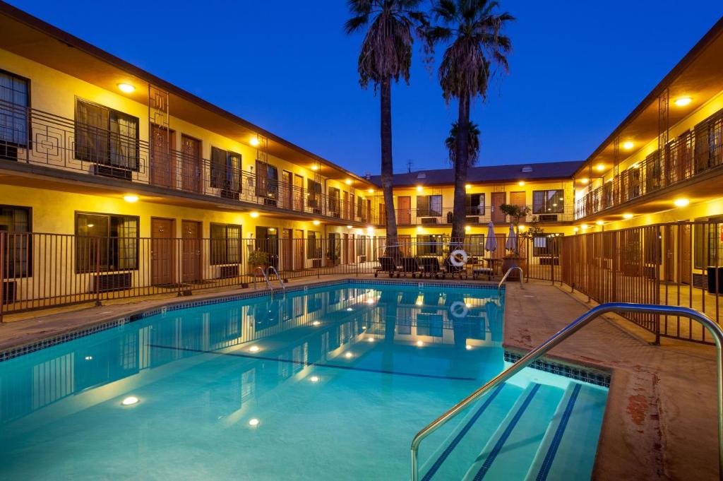 洛杉矶Studio City Court Yard Hotel的晚上在酒店前面的一个游泳池