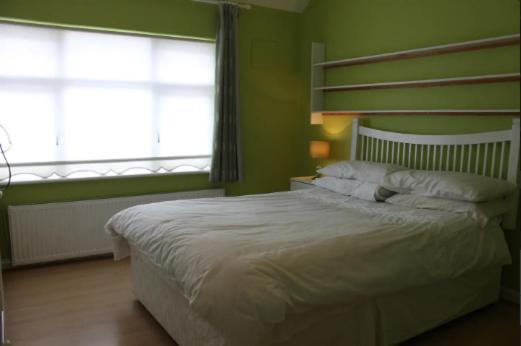 都柏林killowen的卧室配有白色的床和2扇窗户。