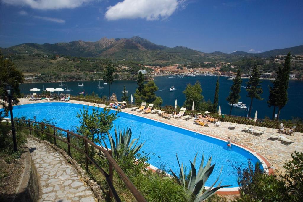 卡波利韦里TH Capoliveri - Grand Hotel Elba International的享有水体景致的游泳池