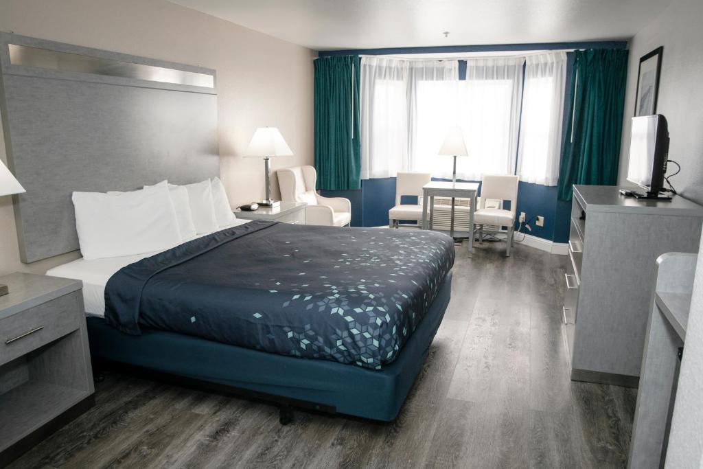 新奥尔良市安科比奇旅馆的酒店客房设有一张大床和一张书桌。