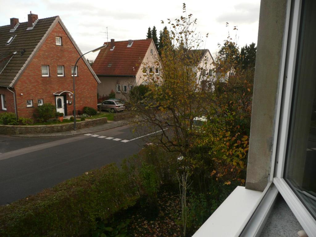 科隆奥斯特海姆卡尔捷酒店的从街道的窗户欣赏美景,街道上设有房屋