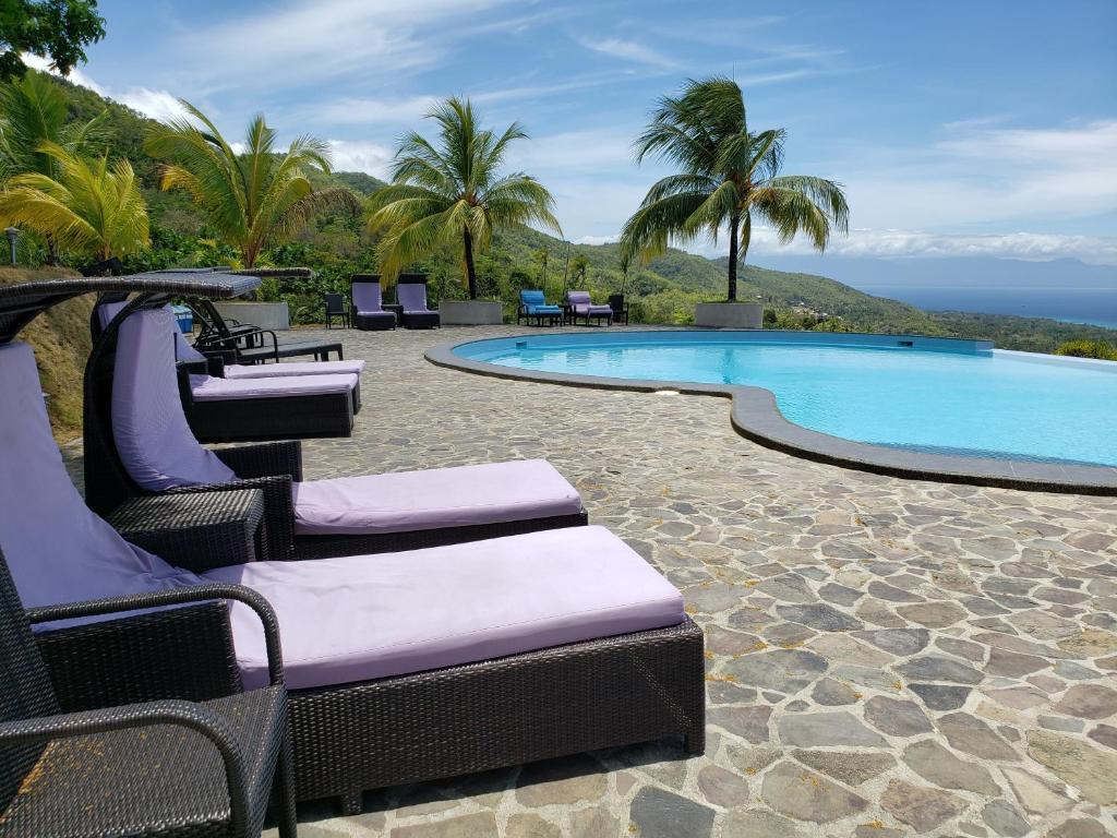 锡基霍尔无限高地度假酒店的毗邻度假酒店的带躺椅的游泳池