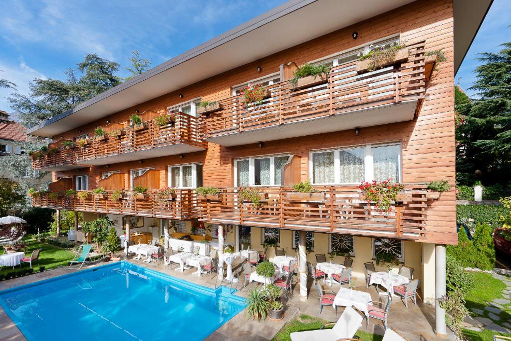 梅拉诺亚仕达酒店的设有一个游泳池和一个阳台的酒店