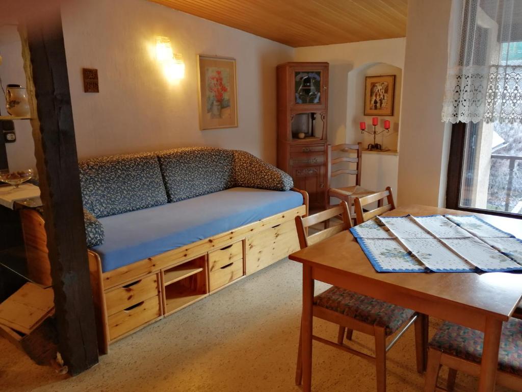 穆赫克雷斯的艾根Appartmenthaus Kern的客厅配有床、桌子和桌子。