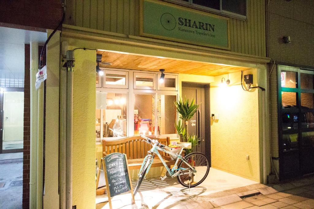 金泽SHARIN的停在商店前的自行车