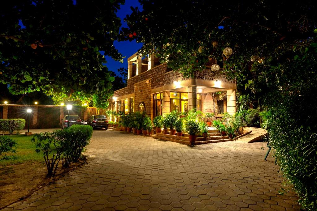 焦特布尔Karni Bhawan Heritage Hotel Jodhpur的一座晚上有灯光的建筑