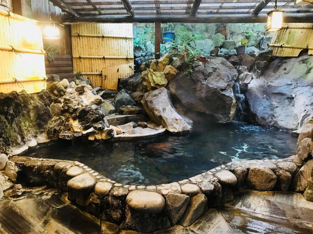 箱根月乃屋酒店的岩石间里的一个大型水池