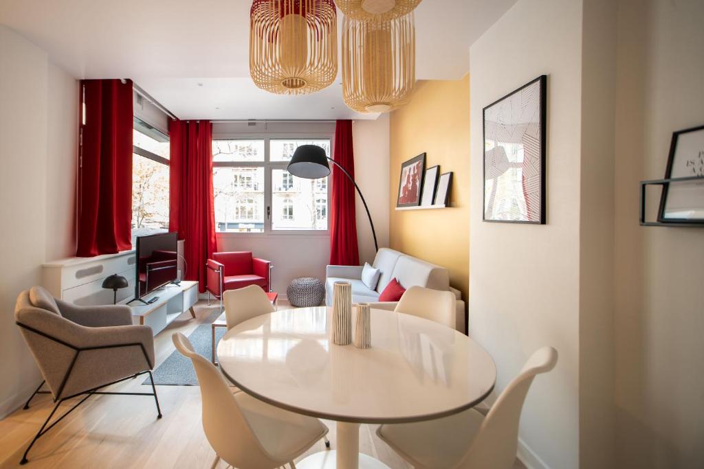 巴黎SUITE GIDE : au cœur de la Rive Gauche, neuf, design, 2/4 personnes的客厅配有桌椅