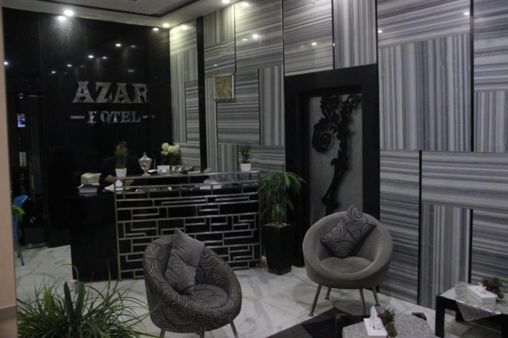 开罗Azar Boutique Hotel的大堂设有两把椅子和商店里的柜台