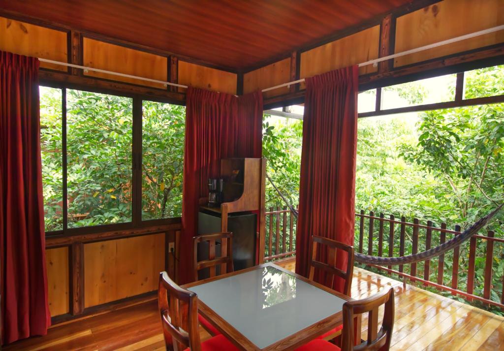 Hotel Heliconias Nature Inn &amp; Hot Springs的阳台或露台