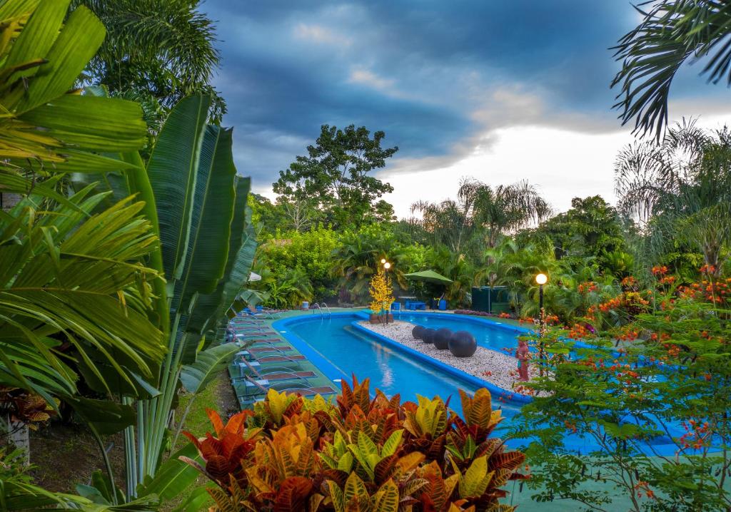 Hotel Heliconias Nature Inn &amp; Hot Springs内部或周边的泳池