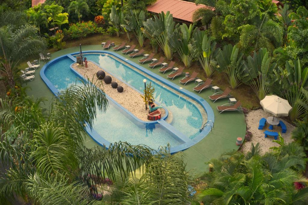 Hotel Heliconias Nature Inn &amp; Hot Springs内部或周边的泳池