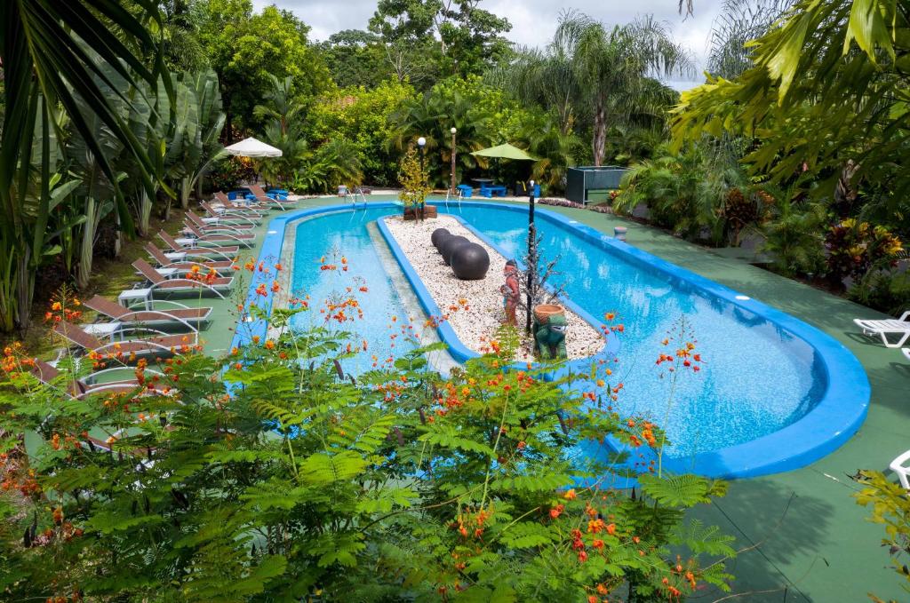Hotel Heliconias Nature Inn &amp; Hot Springs内部或周边的泳池