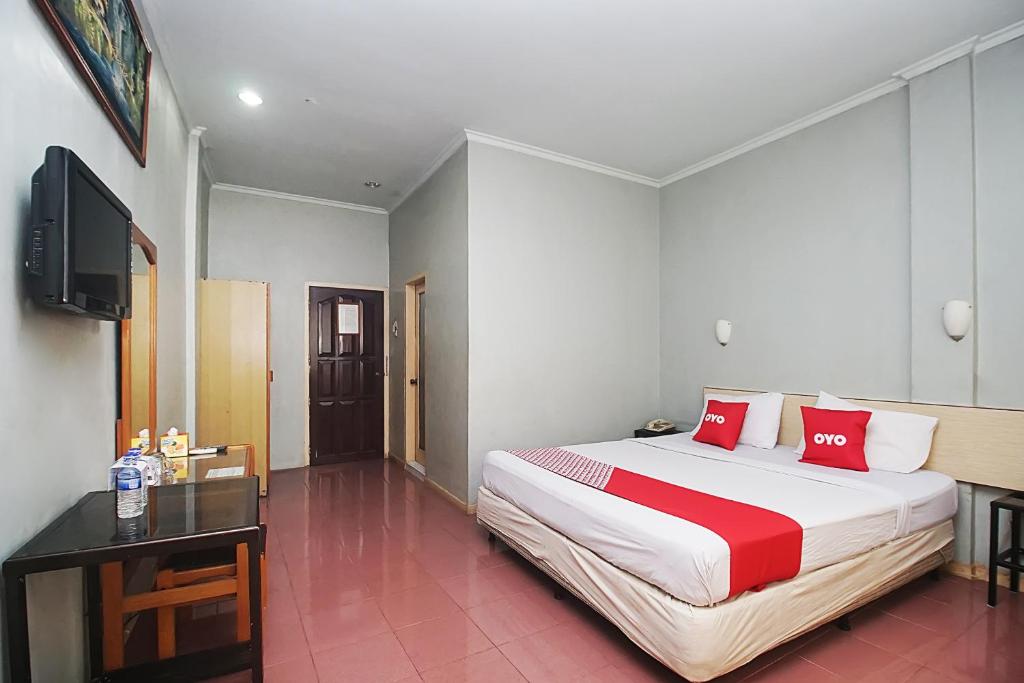 OYO 2079 Jambi Raya Hotel客房内的一张或多张床位