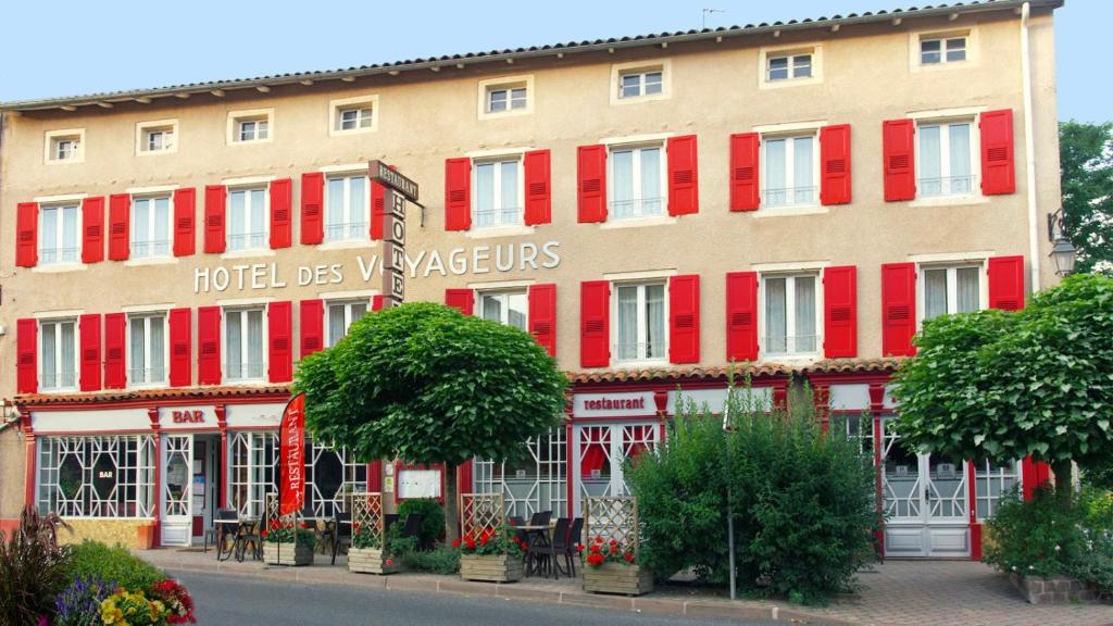 Saint-PaulienHôtel des voyageurs的大楼内有红色百叶窗的酒店
