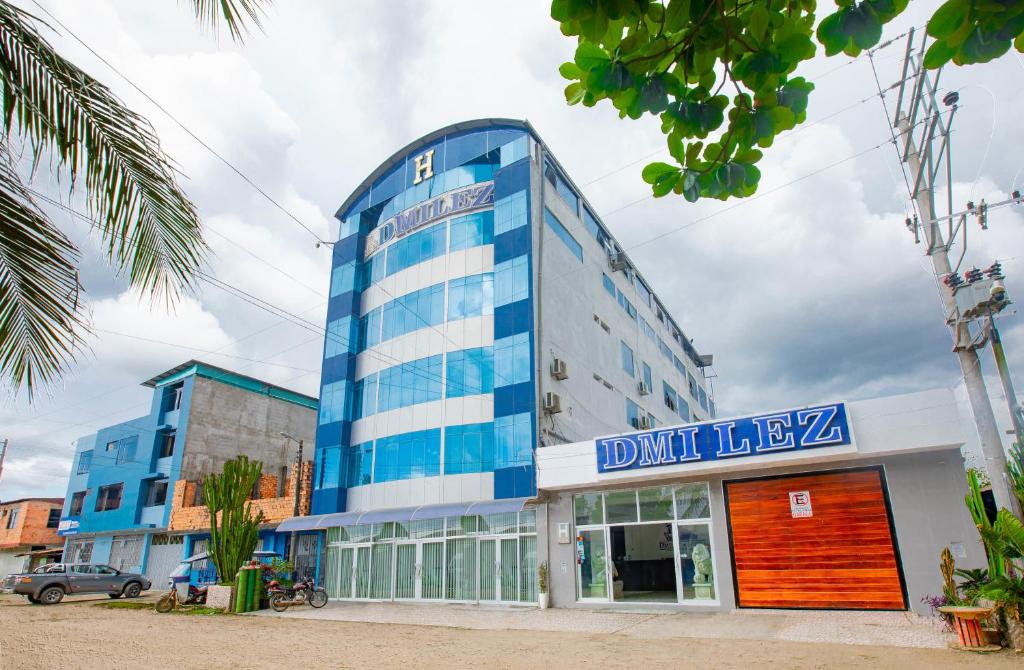 马尔多纳多港D´Milez Hotel的蓝色的建筑,上面有标志
