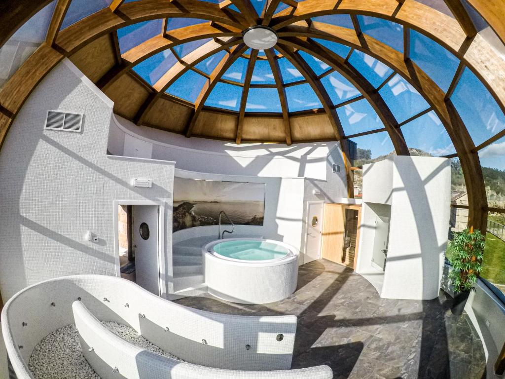 希奥Casa Rústica O Facho的圆形浴室设有浴缸和玻璃圆顶