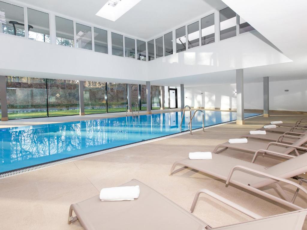 宾茨吕根岛多梅罗海滩酒店的一座带躺椅的游泳池