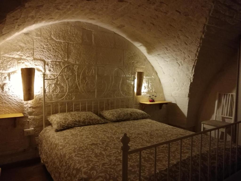 奥斯图尼Ivory的卧室配有一张石墙床