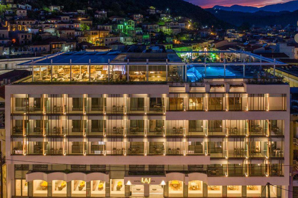伊西翁LAS HOTEL & SPA的享有夜间城市景观的酒店