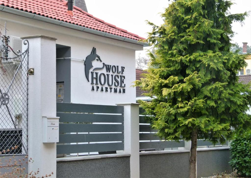 佐洛埃格塞格Wolf House Apartman的带有读选票房自闭症标志的房子