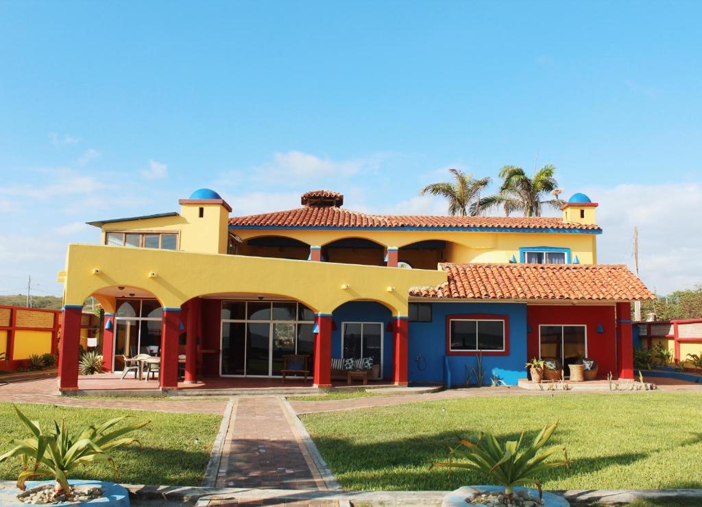 卡约港Casa Amarilla的蓝色和黄色的房子