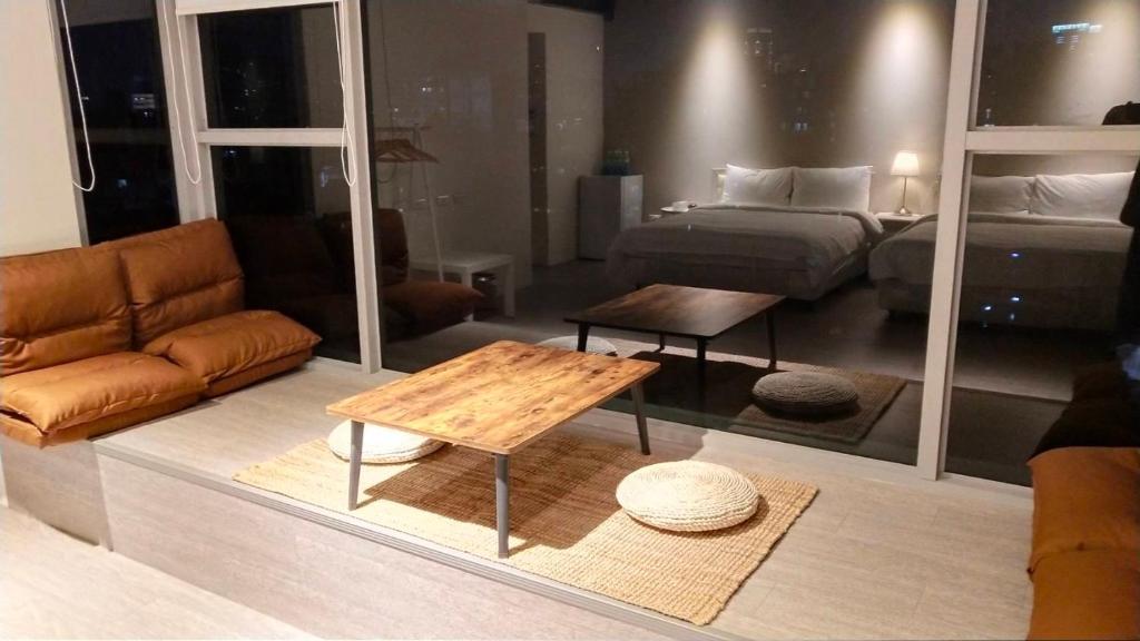 台中市想想逢甲 Shine Residence的带沙发、床和桌子的客房