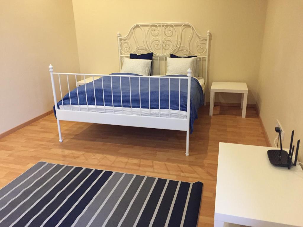 韦切什Budapest Airport , accommodation in Vecsés的一间卧室配有一张带蓝色和白色枕头的床