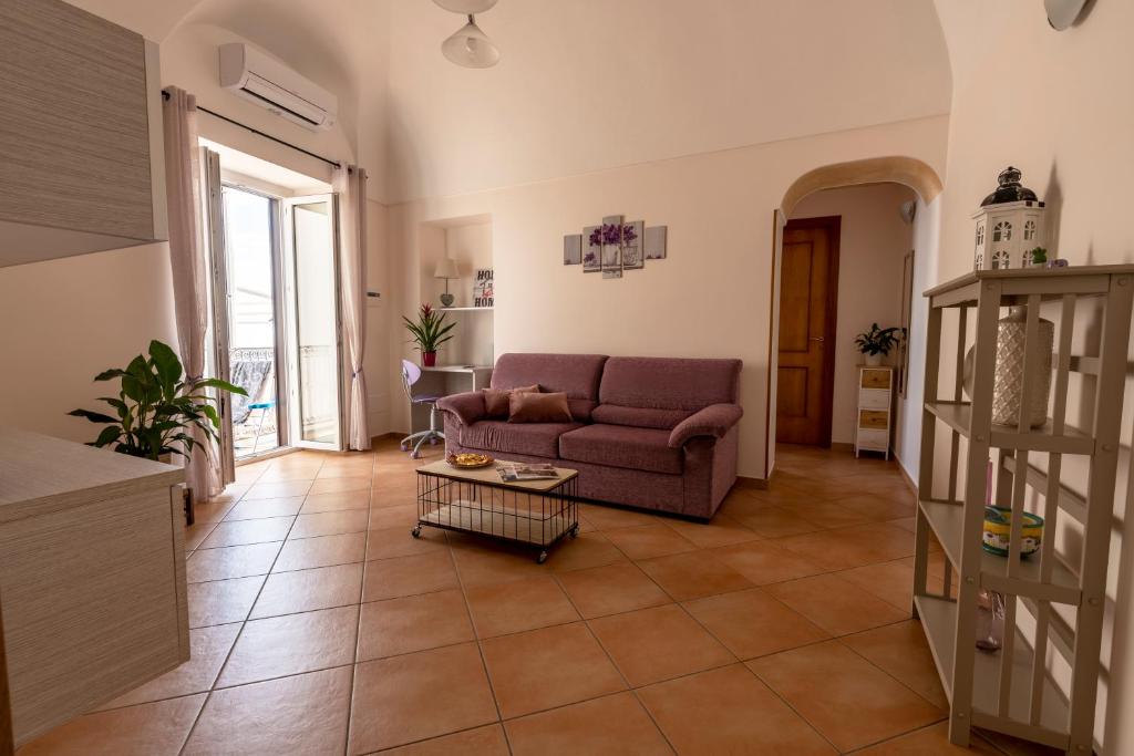 拉维罗Casa Vacanza da Giggino的客厅配有沙发和桌子