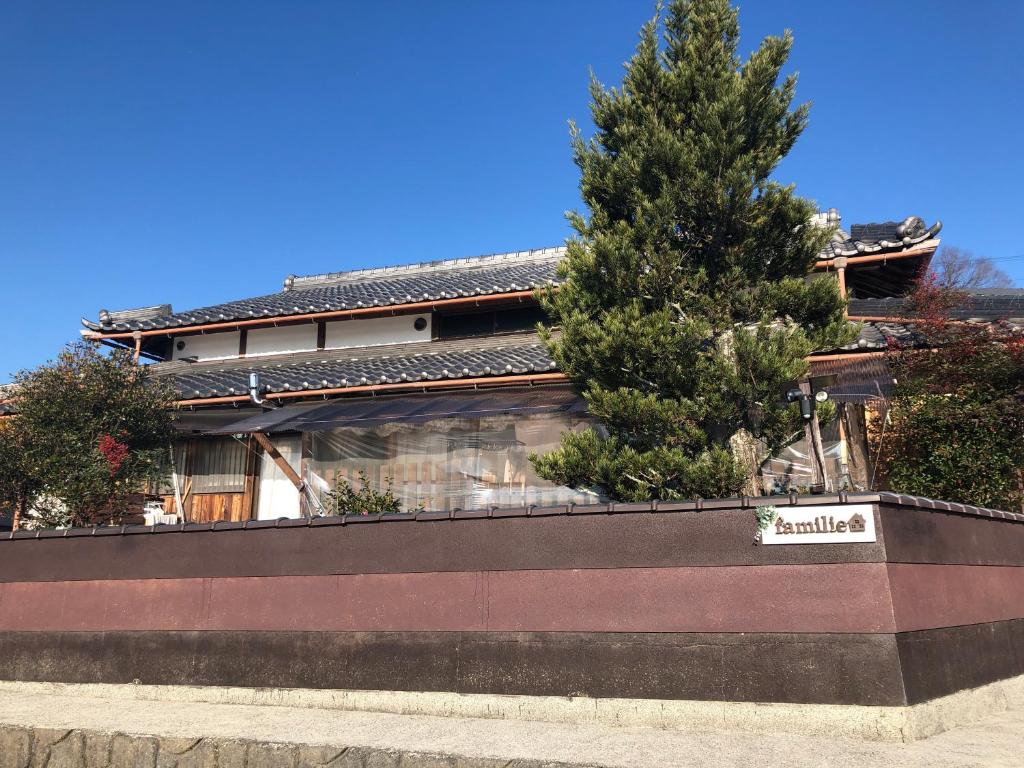 大津familie的前面有一棵树的房子