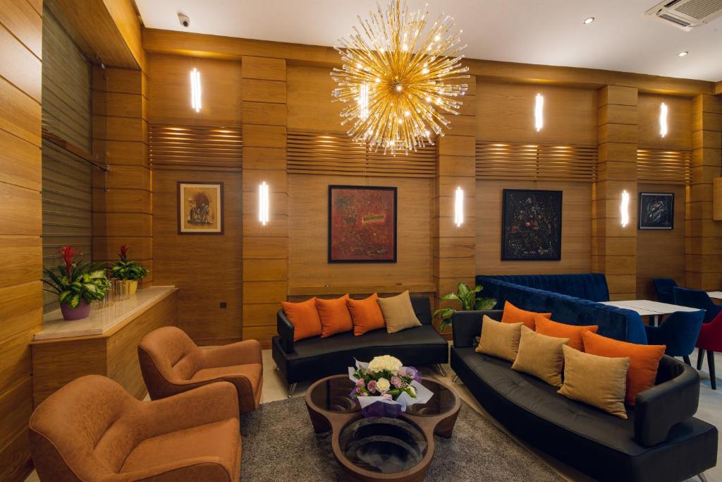 马拉喀什Appart-hotel Marrakech Inn的带沙发和椅子的客厅以及吊灯。