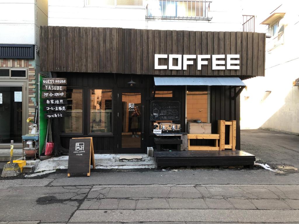 札幌雅舒必宾馆的街道边的咖啡店