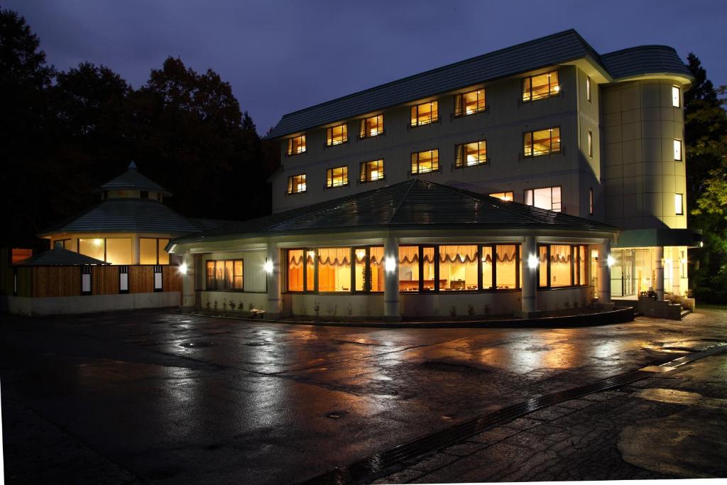 白马村橡树林酒店的一座晚上亮着灯的建筑