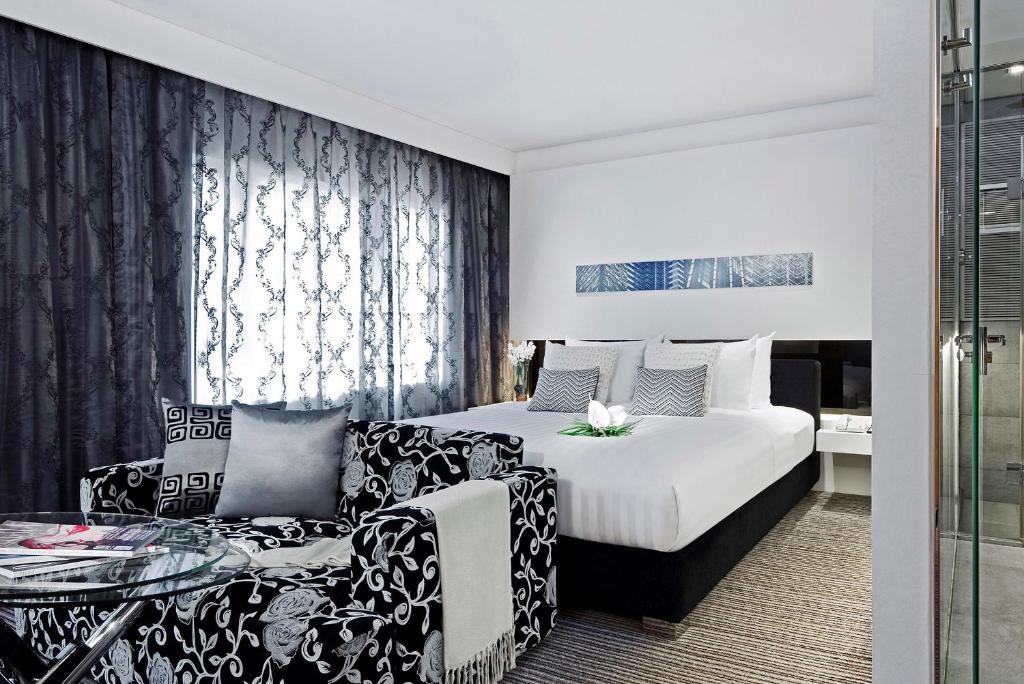香港香港湾仔睿景酒店的配有一张床和一把椅子的酒店客房