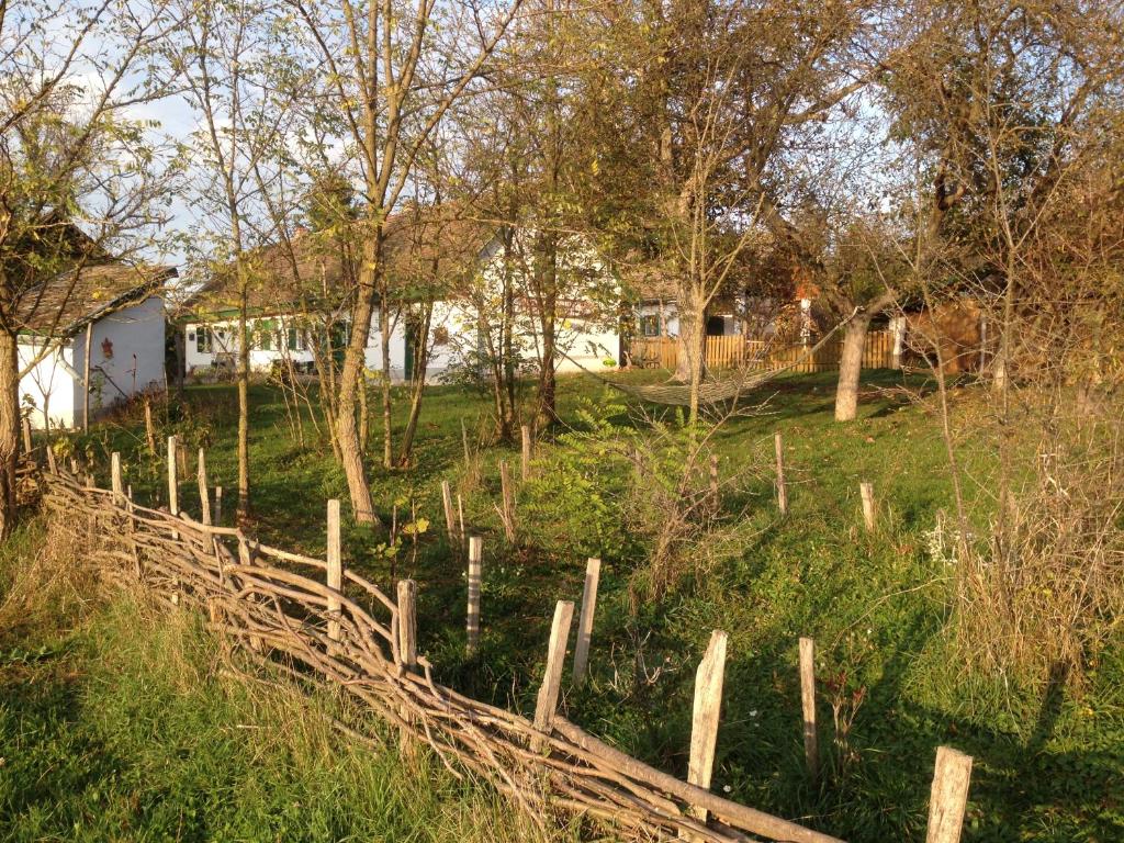 ErdősmecskeErdősmecskei sváb vendégházak és Jurtaszállás的房屋旁田野的围栏