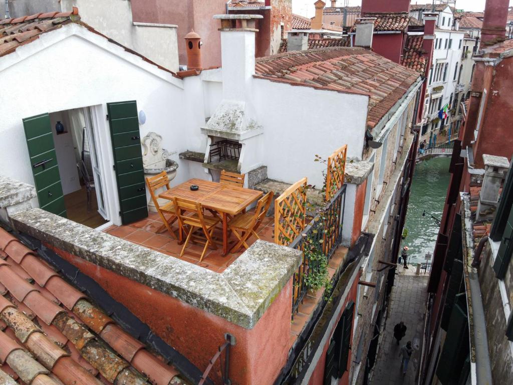 威尼斯Rooftop San Marco - Tower View的房屋阳台的桌子