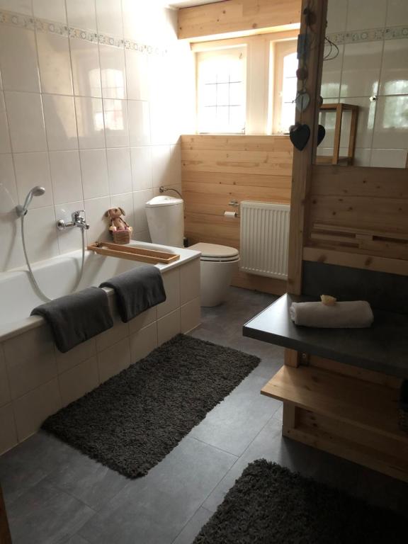 施尔奇Villa Waidhof的带浴缸、卫生间和盥洗盆的浴室