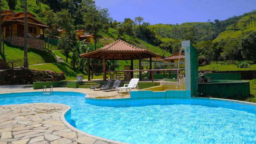 维奥康德马奥Pousada Sitio do Visconde的一个带凉亭和房子的游泳池