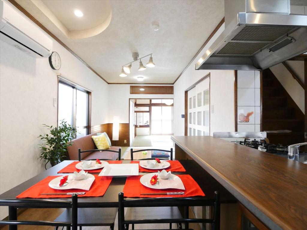 广岛west crab base的厨房里配有一张桌子,上面有红色的餐巾