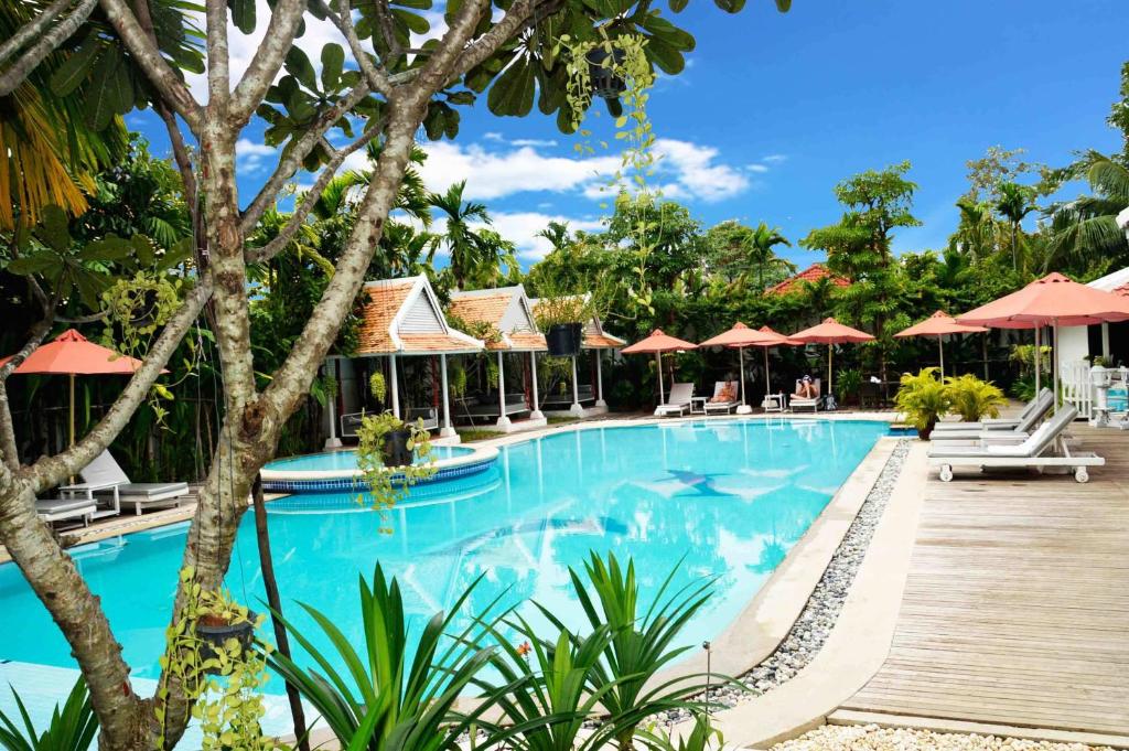 暹粒吴哥回忆精品酒店的度假村的游泳池,带遮阳伞
