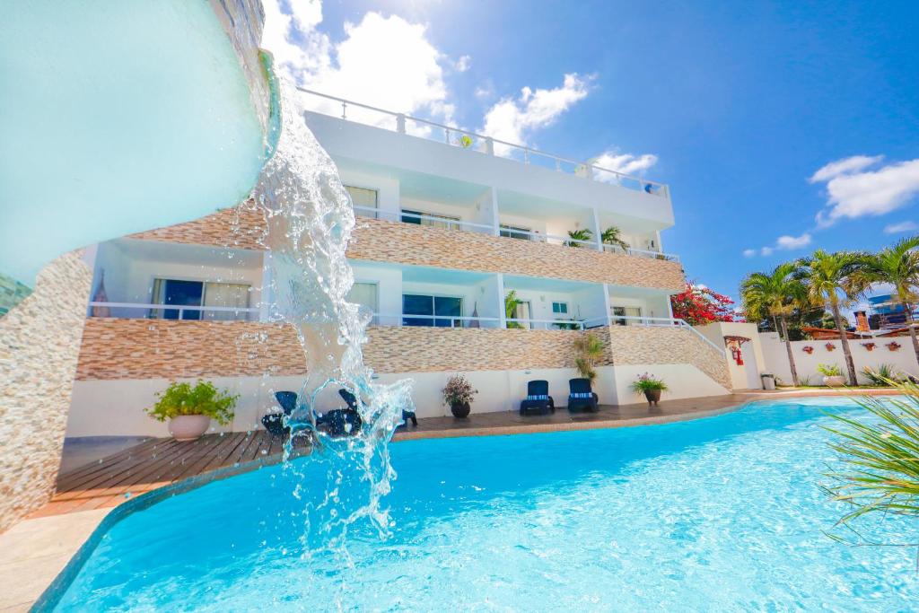 皮帕Pipa Centro Residence的酒店前方设有喷泉的游泳池