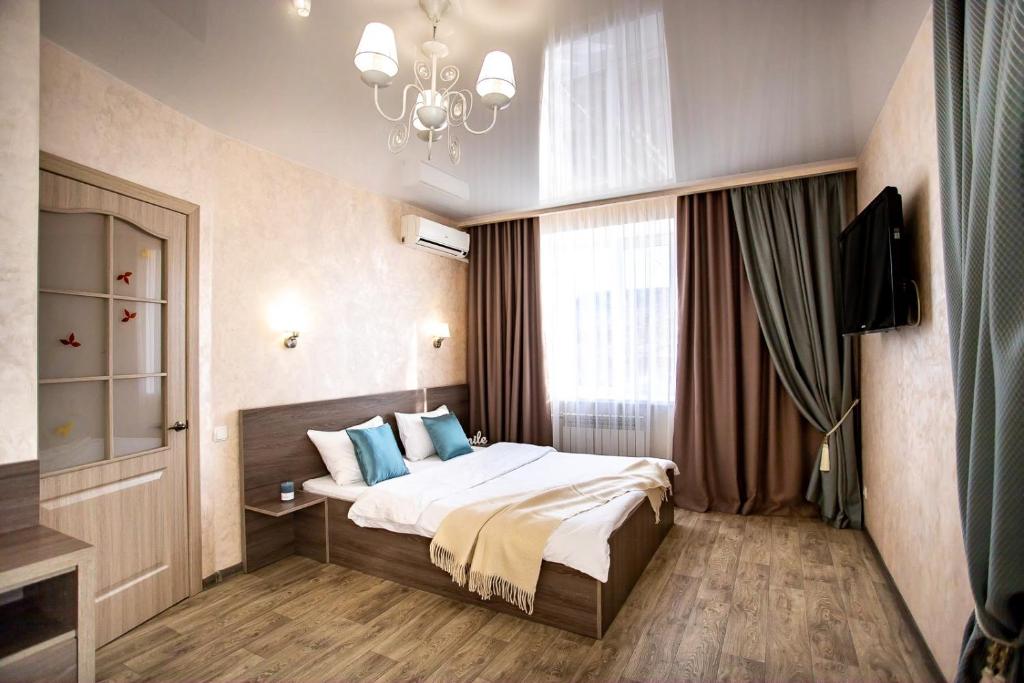 尼古拉耶夫Студия на Адмиральской的一间卧室配有一张床和一个吊灯