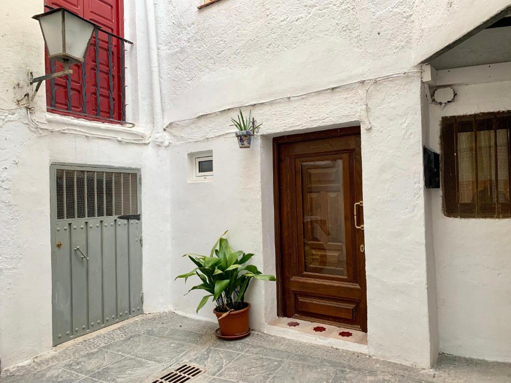 兰哈龙Tinao de Las Alcántaras的门前有门和盆栽的房屋